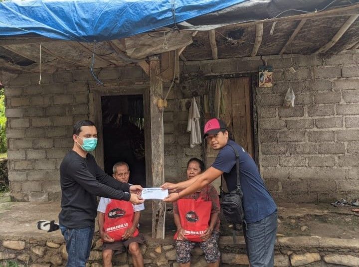 podiumnews.com-Viral di Medsos, Nyoman Parta Bantu Renovasi Rumah Warga di Seraya